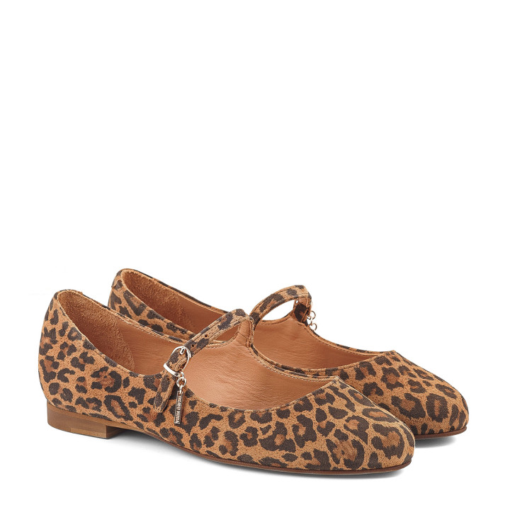 Leopard-print ballet flats with a strap