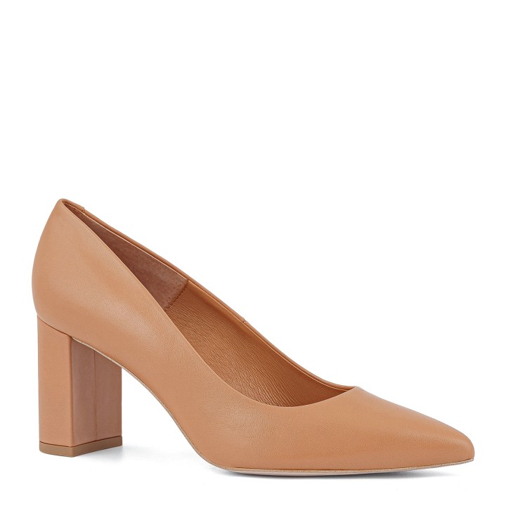 Classic pumps with a comfortable heel made of natural leather