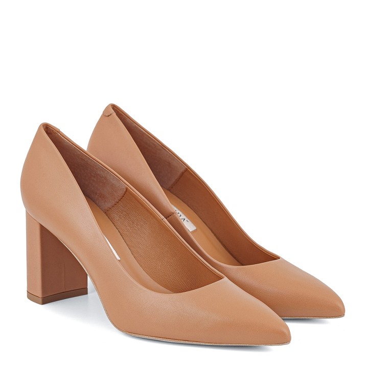 Classic toffee-colored pumps made of natural grain leather