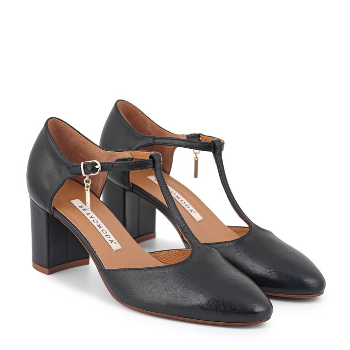 Elegant black low-heeled pumps made of natural leather