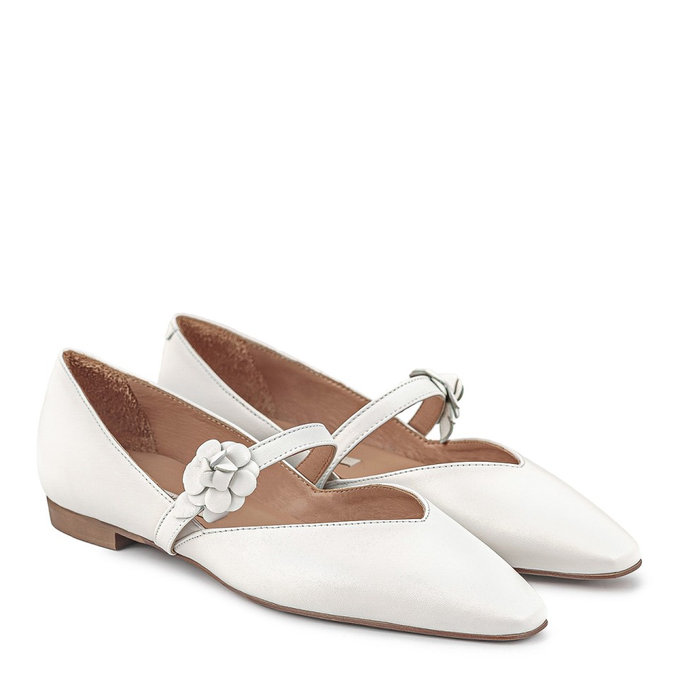 Elegant leather ballet flats with a flower-shaped decoration