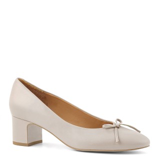 Light beige pumps with a decorative bow made of natural leather