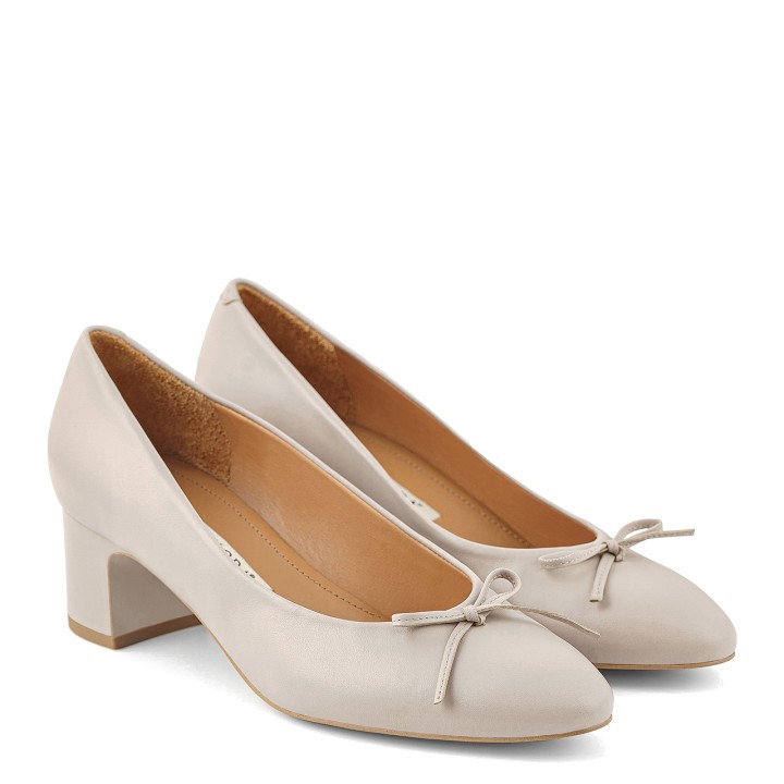 Light beige pumps with a decorative bow