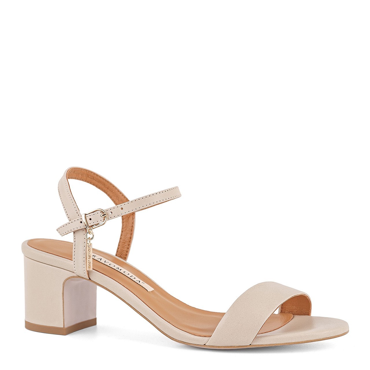 Elegant cream sandals with a stable heel made of natural leather.