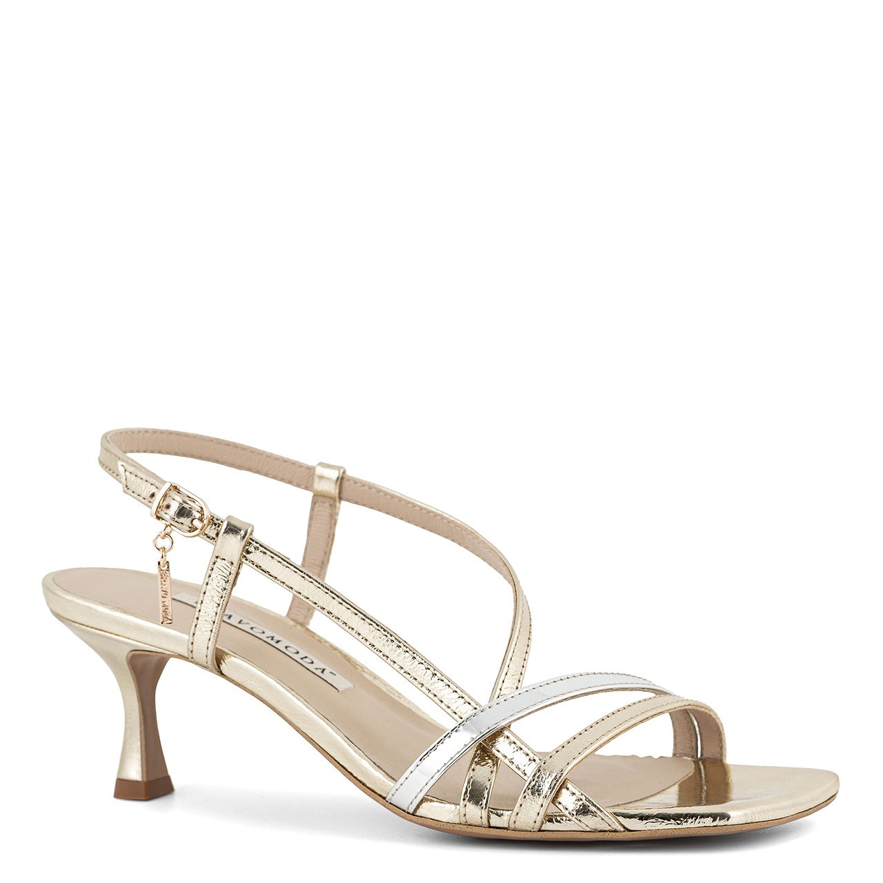 Goldene Sandalen mit niedrigen Absätzen und eckigen Zehen aus Naturleder